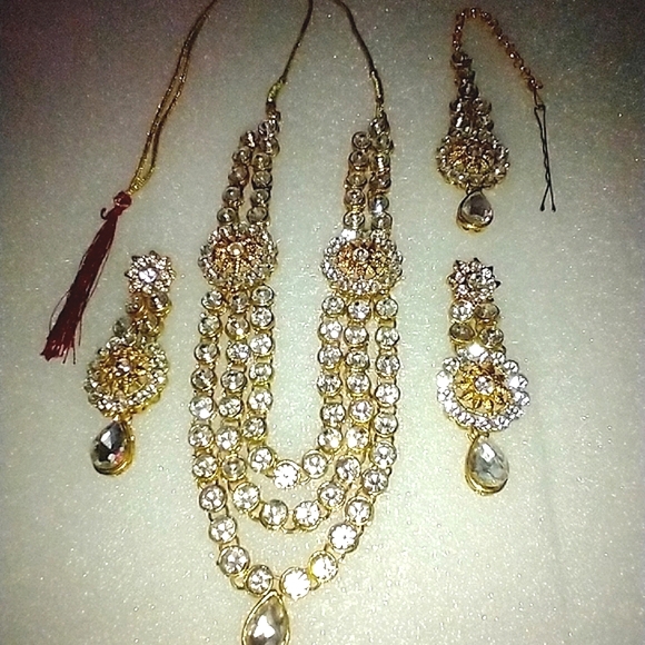 Necklace Set Gold Tone Crystal jewelry Set - Picture 6 of 12